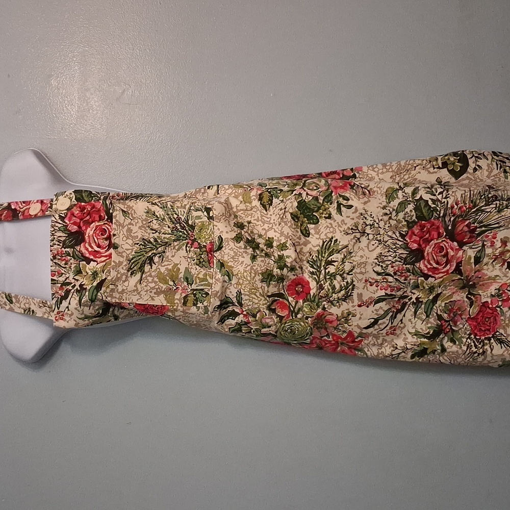 April Cornell 100% cotton apron floral design in cream, green and brown Fabric.